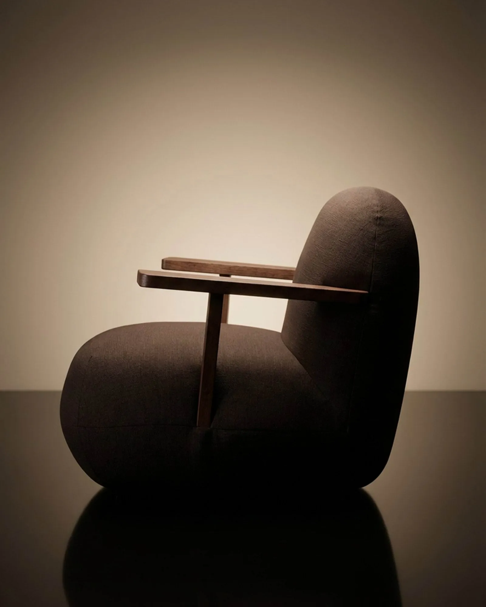 Toe chair nojatuoli käsinojilla, Classic brown oak-dark brown 101 Copenhagen