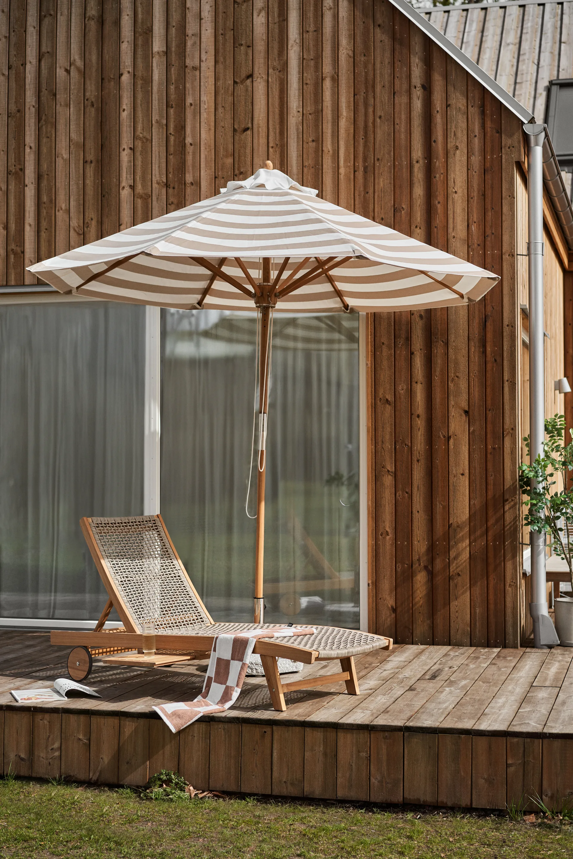Hisshult aurinkovarjo Ø270 cm, Beige stripe-teak 1898