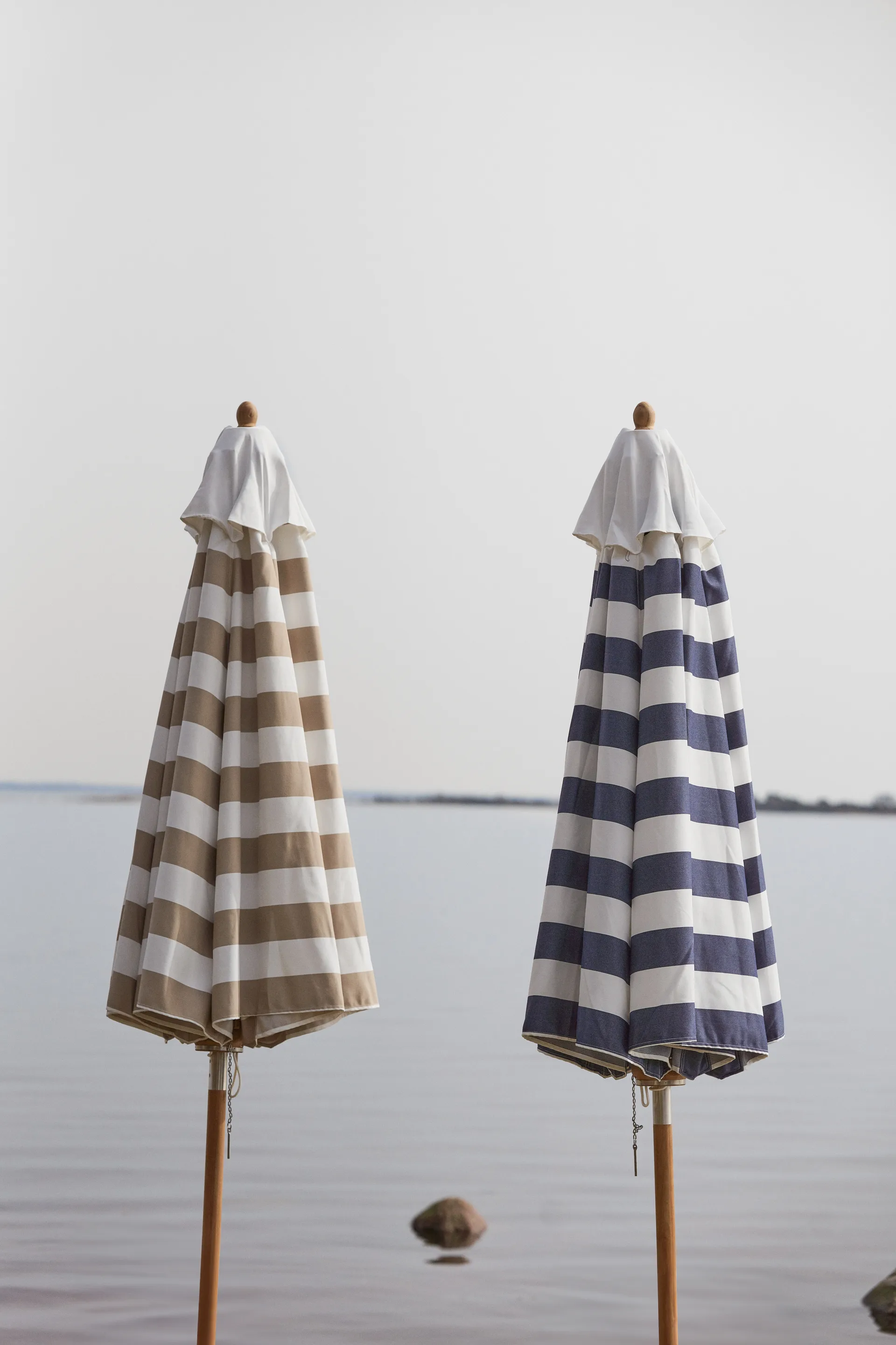 Hisshult aurinkovarjo Ø270 cm, Beige stripe-teak 1898