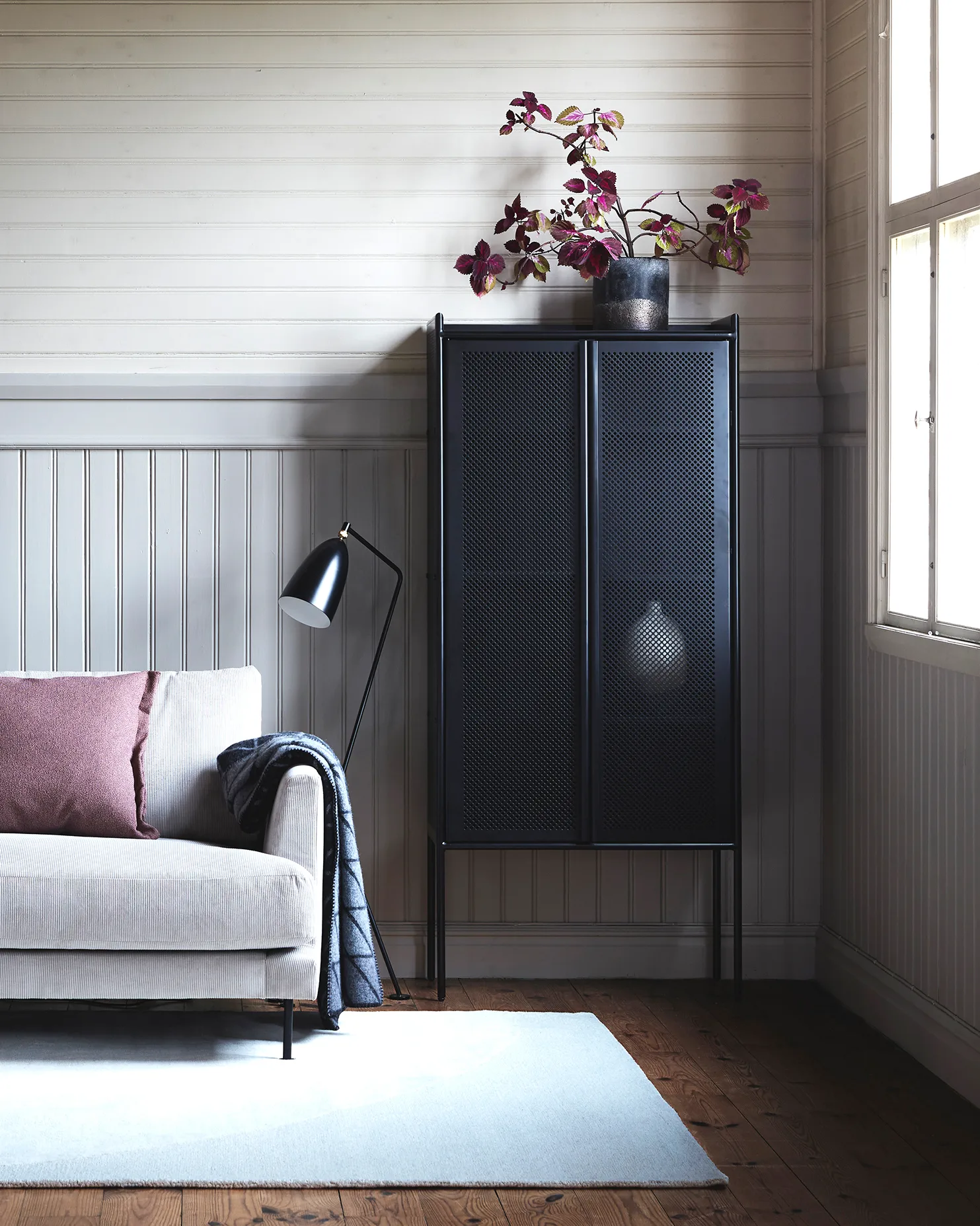 Hissö kaappi, Mustaksi maalattu metalli 1898