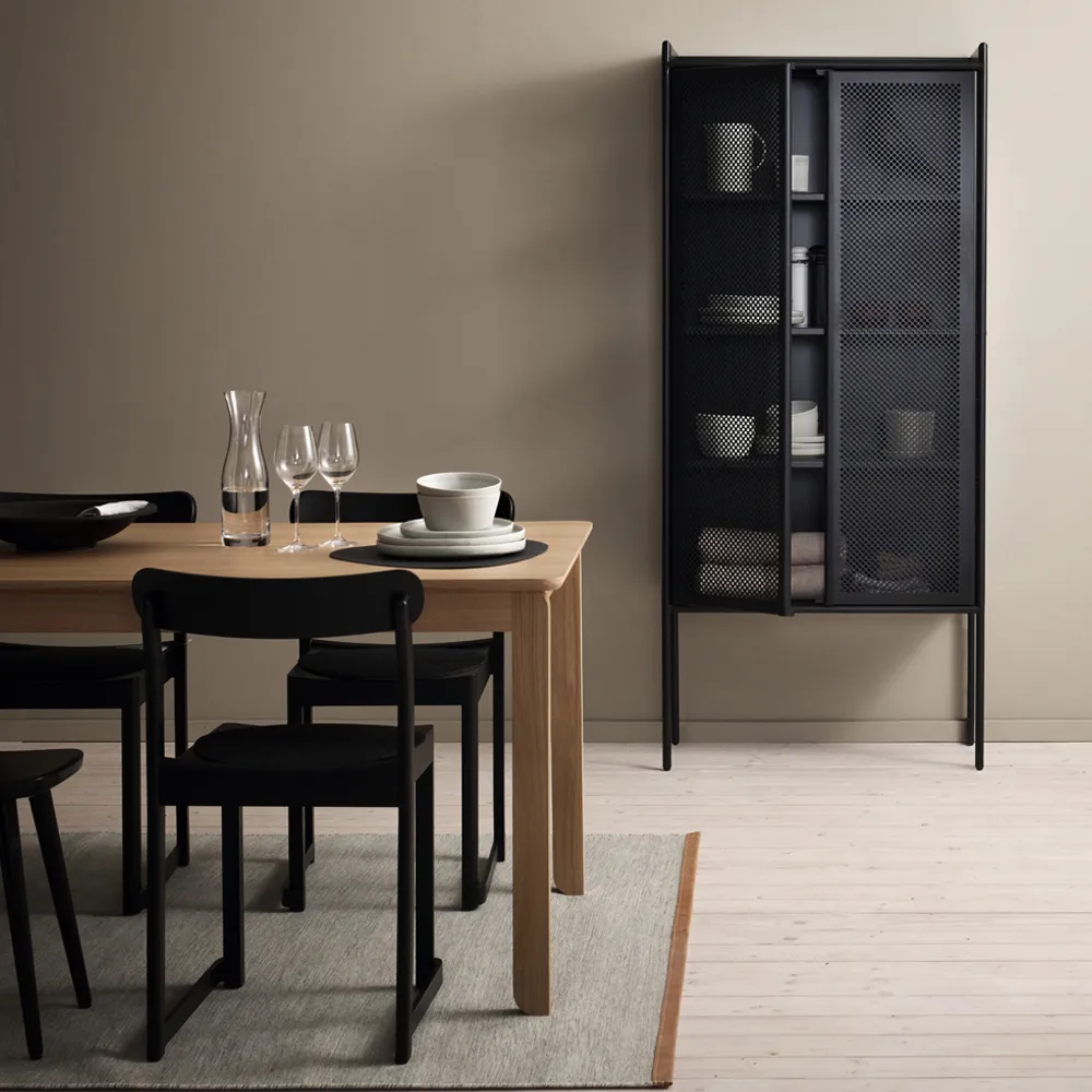 Hissö kaappi, Mustaksi maalattu metalli 1898