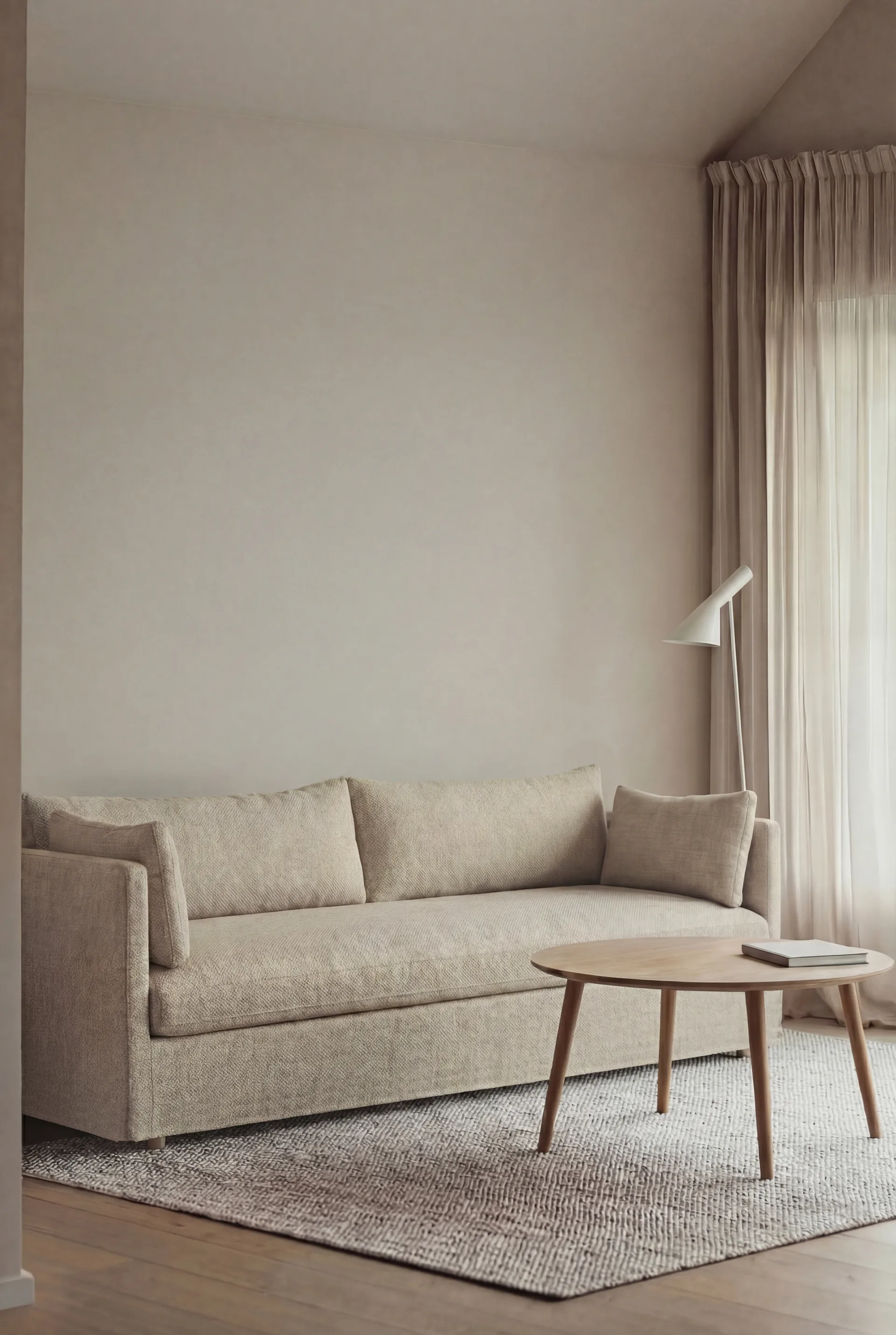 Linnevik sohva, Bern beige 0341-valkoöljytty tammi, 4-sits, helmahameella 1898