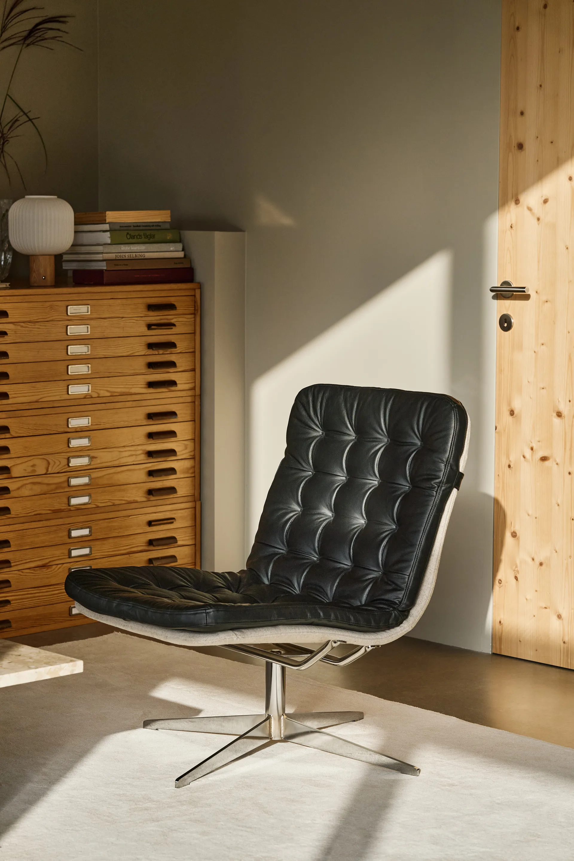 Loholm nojatuoli pyörintoiminnolla, Bern 0341-musta nahka-valkohöylätty tammi 1898