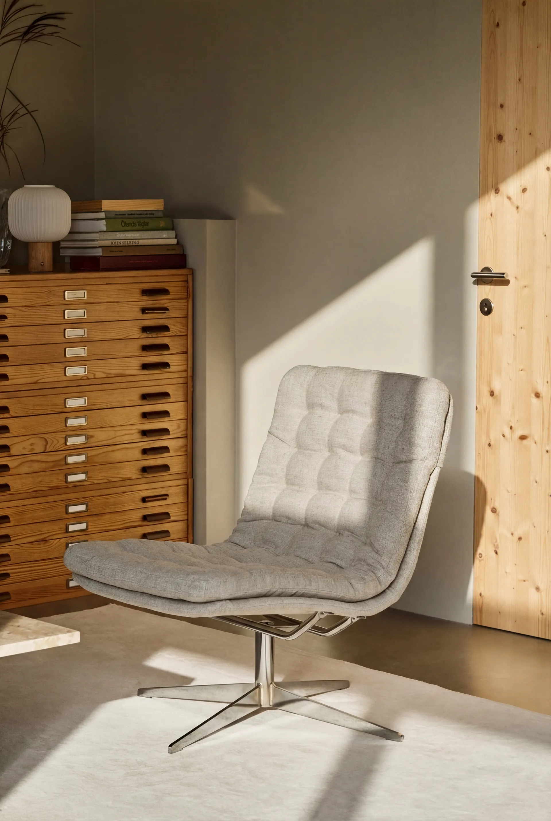 Loholm nojatuoli pyörintoiminnolla, Bern Beige 0341 1898