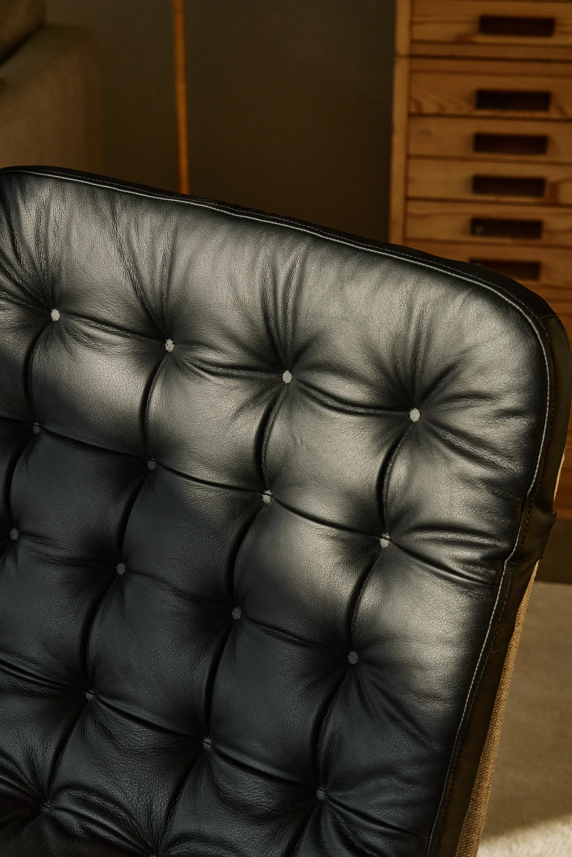 Loholm nojatuoli pyörintoiminnolla, Musta nahka-Bern Beige 0341 1898