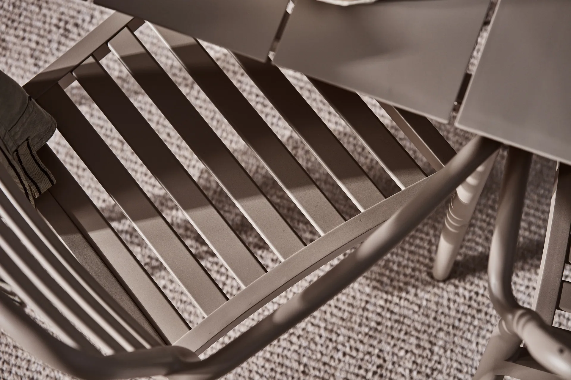 Messina käsinojallinen tuoli, Taupe 1898