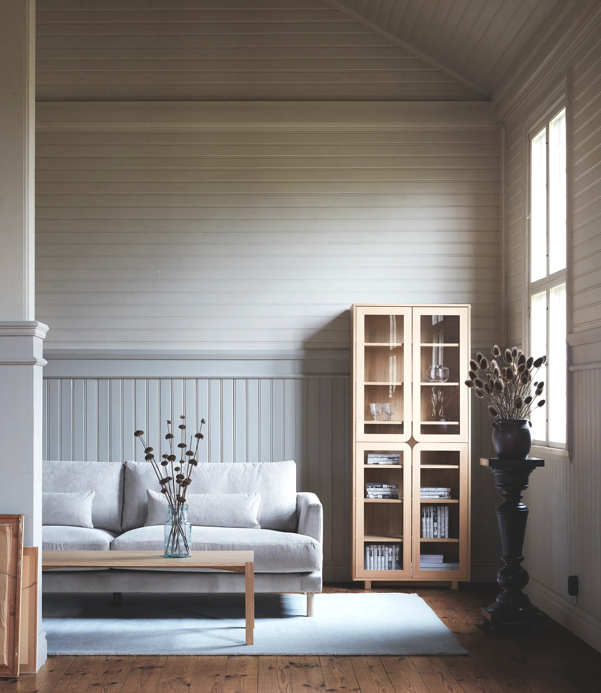 Vidja korkea vitriinikaappi, Valkoinenpigmenterad tammi 1898