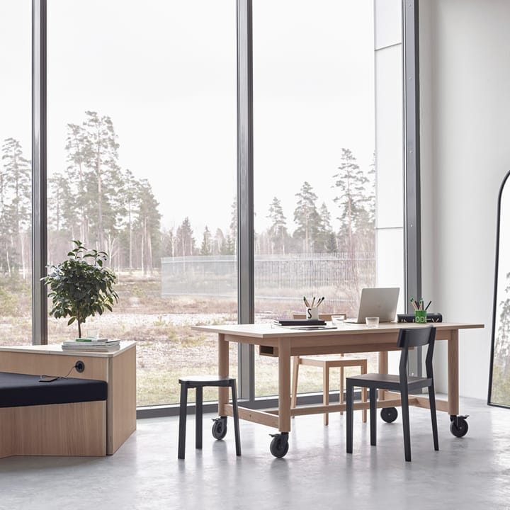 Connect kirjoituspöytä, Tammi valkoöljytty, mustat pyörät, k 90 A2