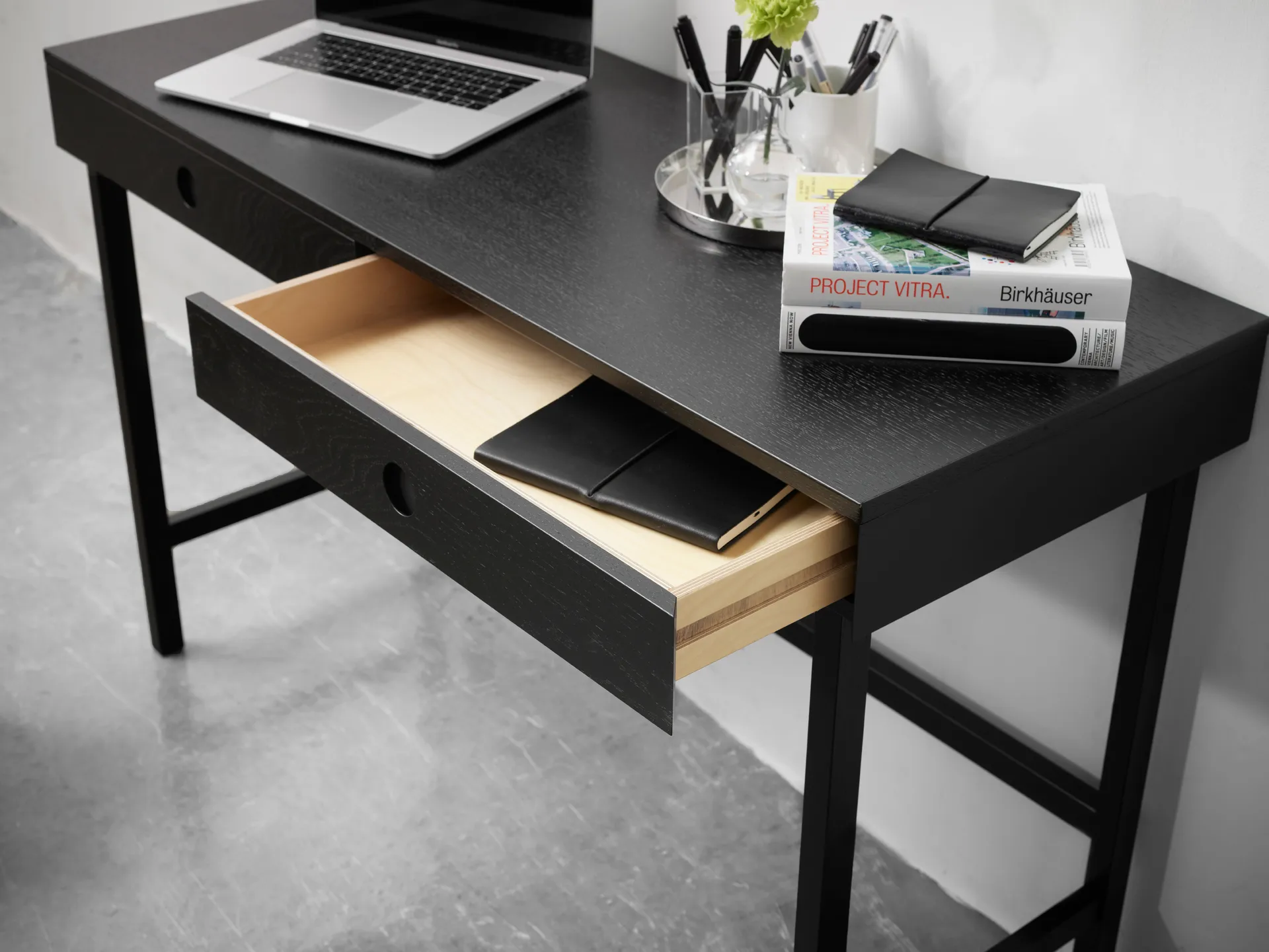 Mind työpöytä, Mustaksi petsattu tammi, 118×74×44 cm A2