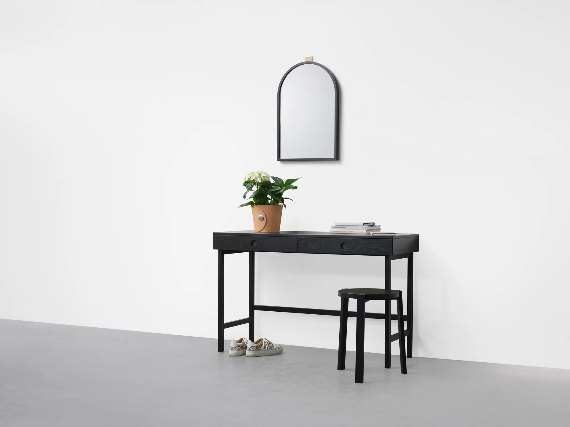 Mind työpöytä, Mustaksi petsattu tammi, 118×74×44 cm A2