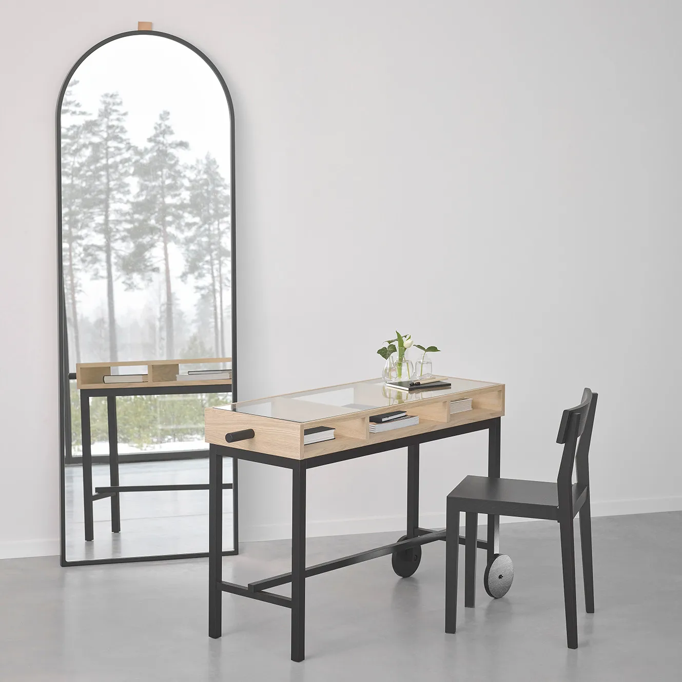 Shift kirjoituspöytä pyörillä, Valkoöljytty tammi-musta A2