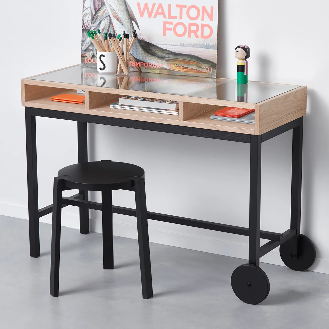 Shift kirjoituspöytä pyörillä, Valkoöljytty tammi-musta A2