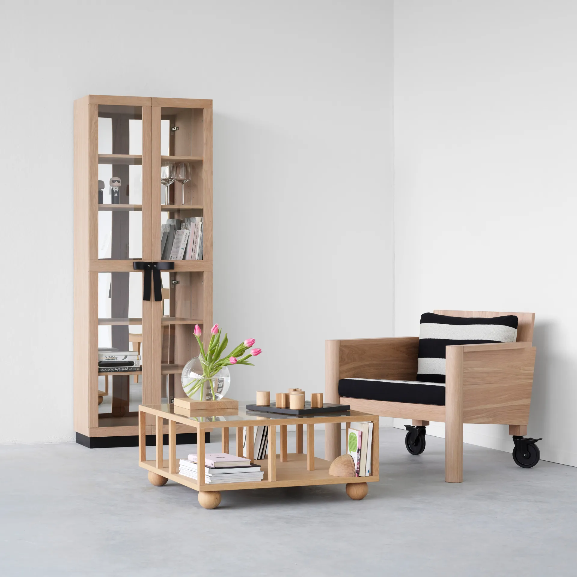 The Bow -vitriinikaappi, Valkoöljytty tammi A2