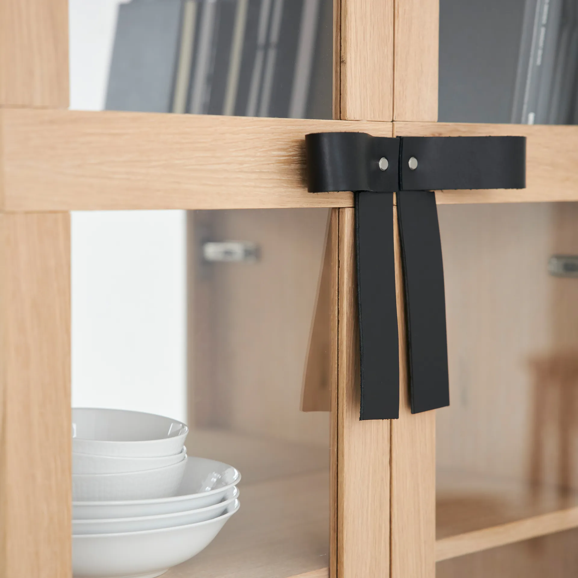 The Bow -vitriinikaappi, Valkoöljytty tammi A2