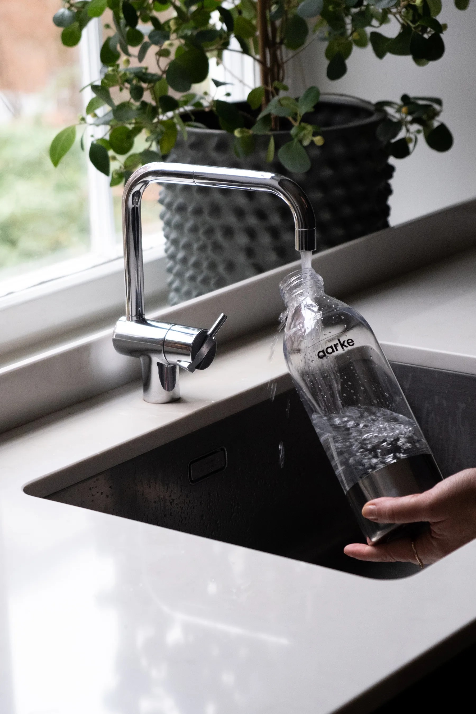 Aarke PET vesipullo 1 L, Kiillotettu teräs Aarke