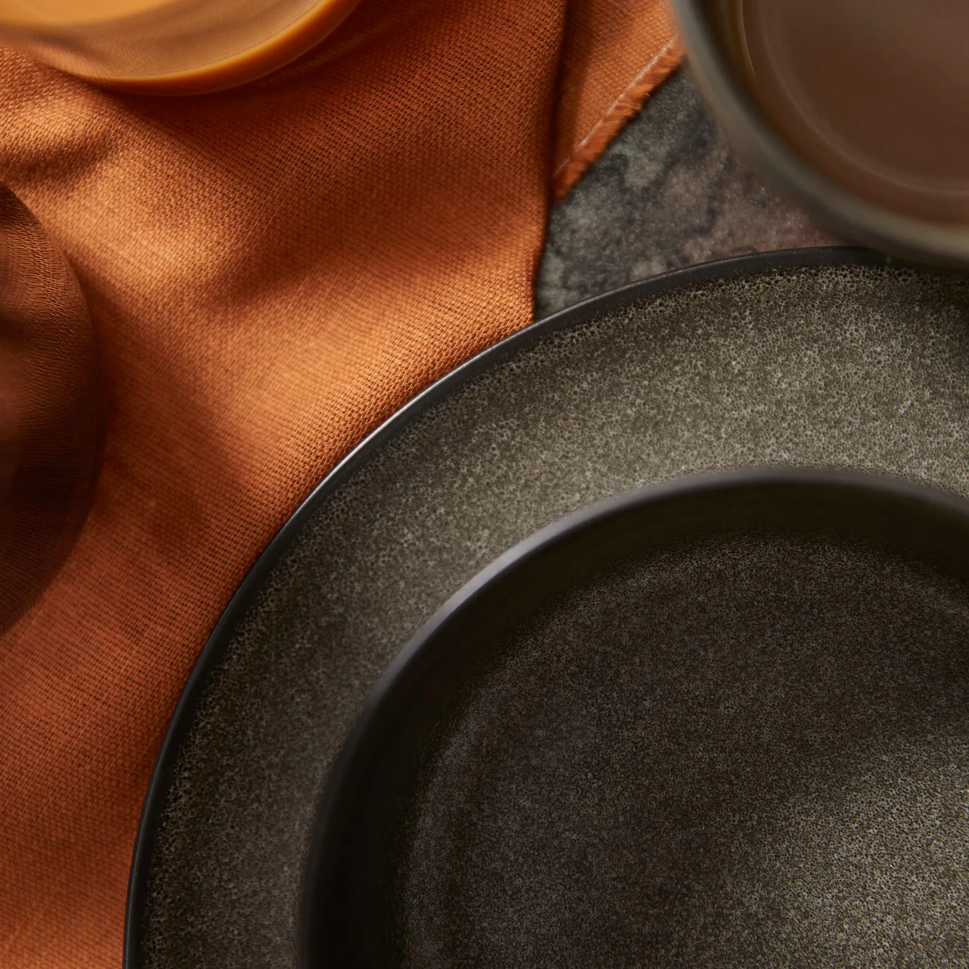 Raw lautanen Ø23 cm, Forest brown Aida