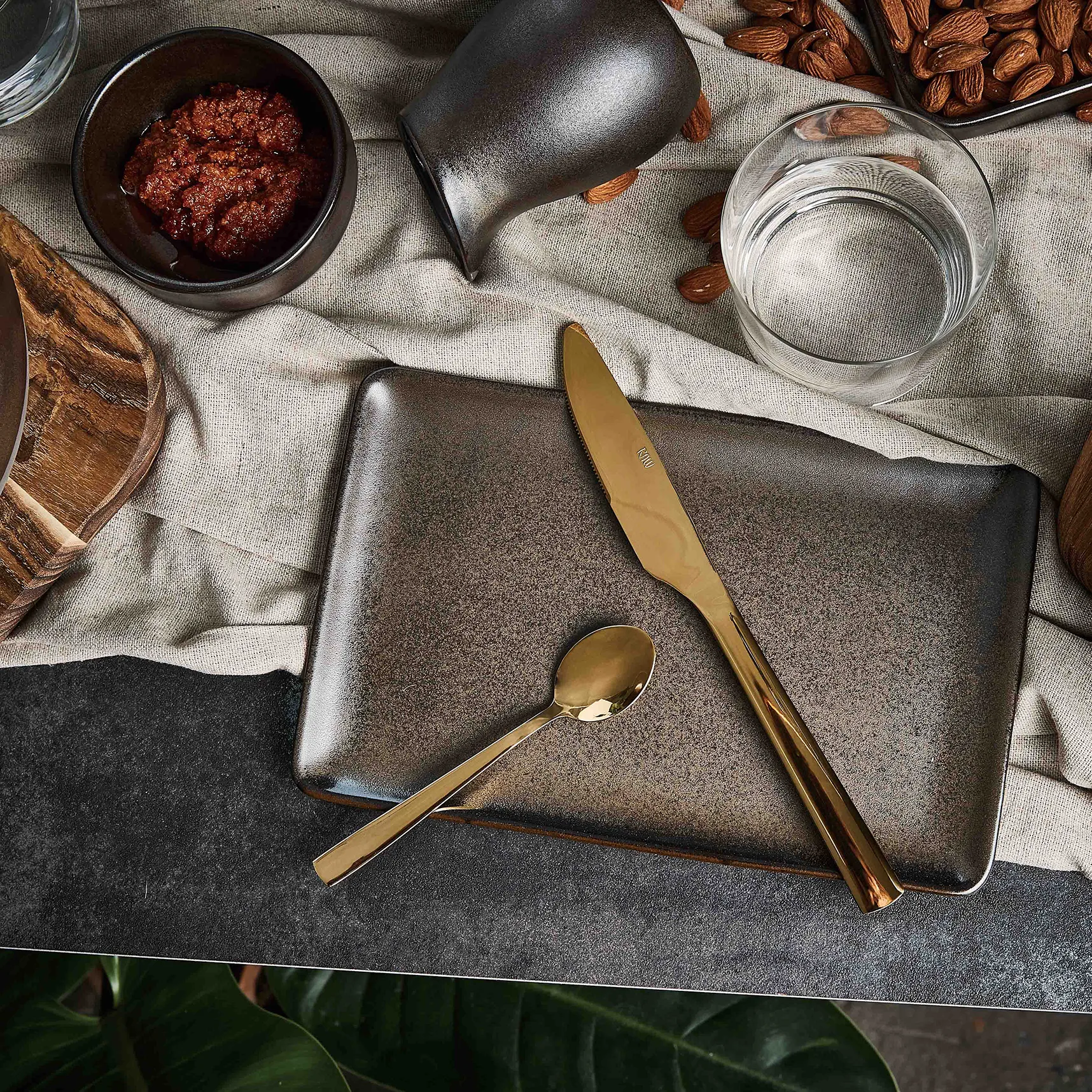 Raw lautanen 23,5x15 cm, Metallic brown Aida