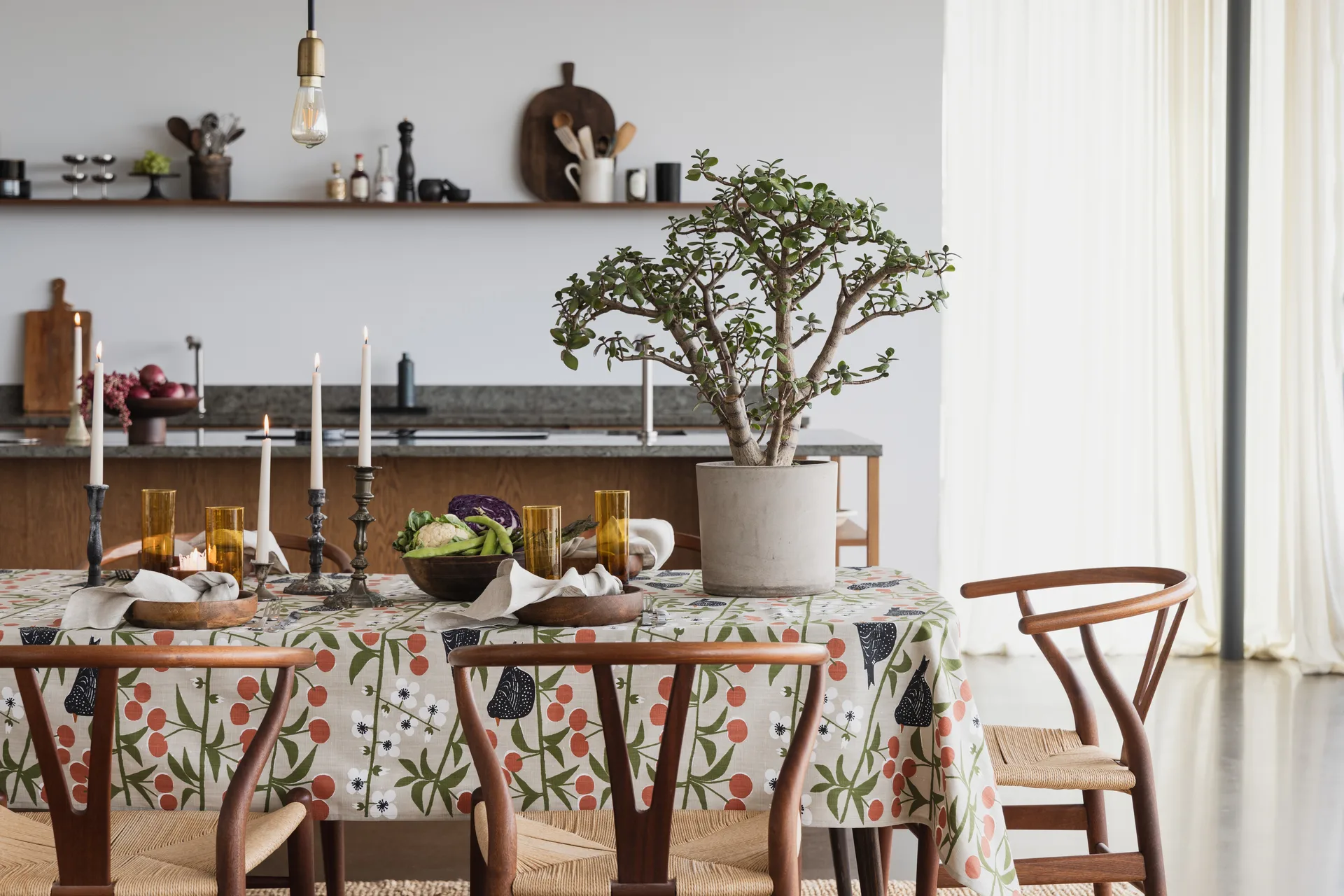 Kirsikkatarha pöytäliina, Beige, 145x250 cm Almedahls