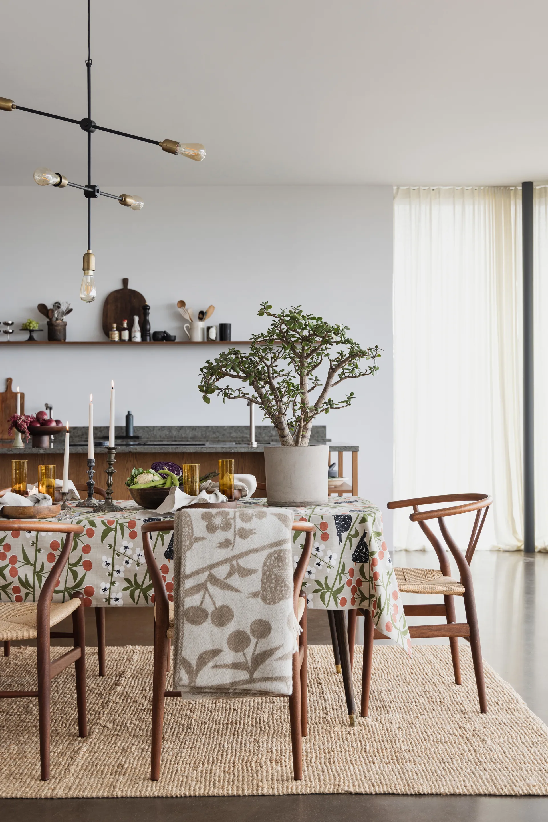 Kirsikkatarha pöytäliina, Beige, 145x250 cm Almedahls