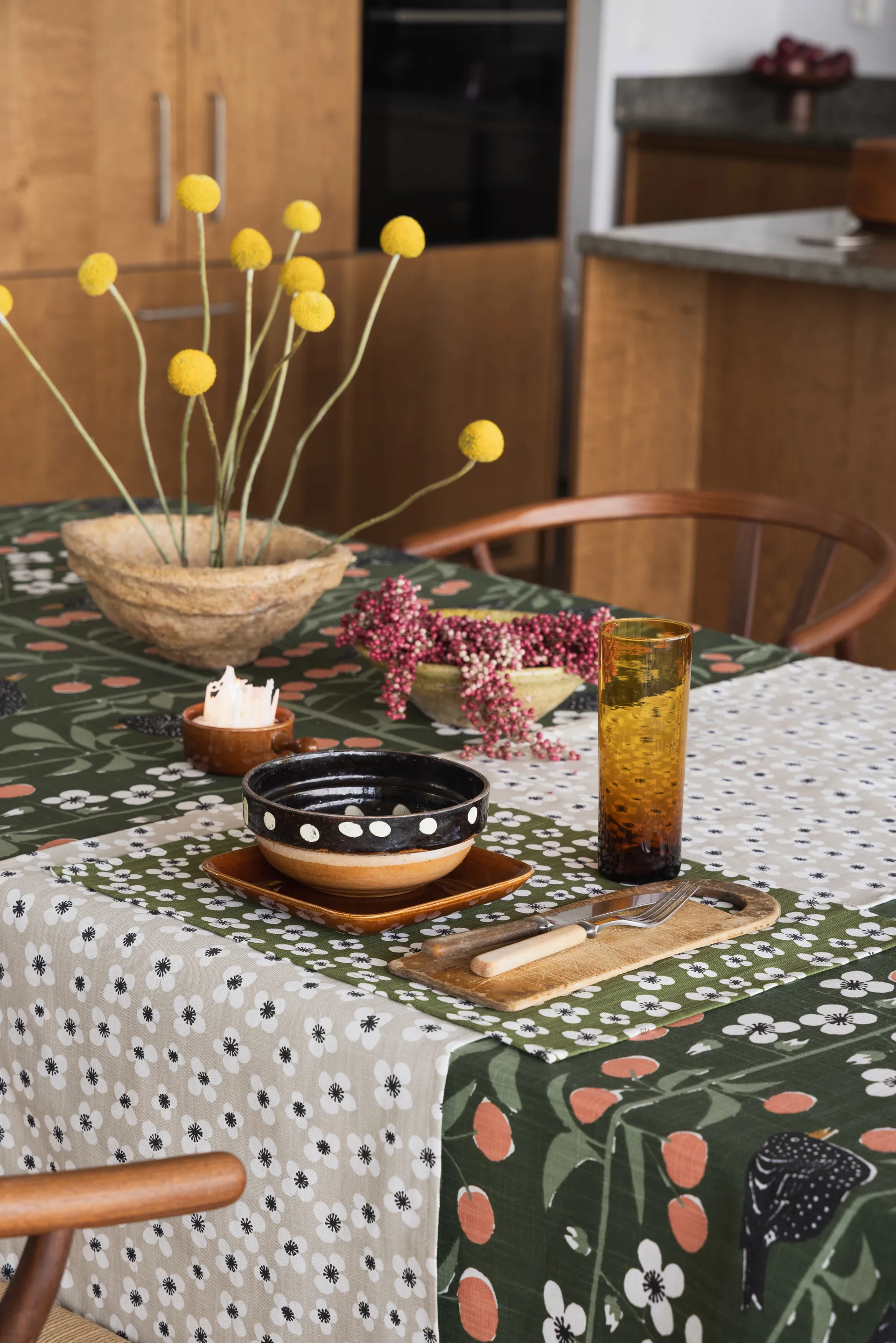 Kirsikkatarha pöytäliina, Tummanvihreä, 145x250 cm Almedahls