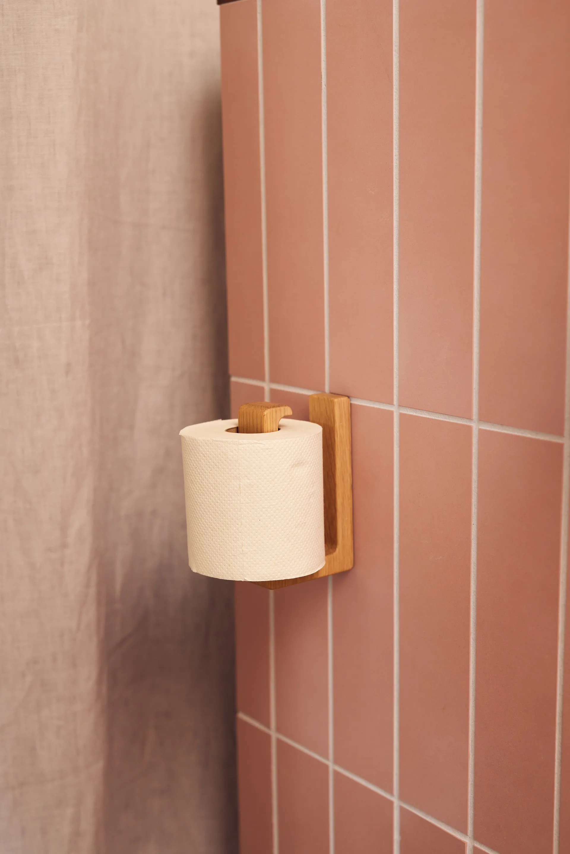 Andersen wc-paperiteline, Lacquered oak Andersen Furniture