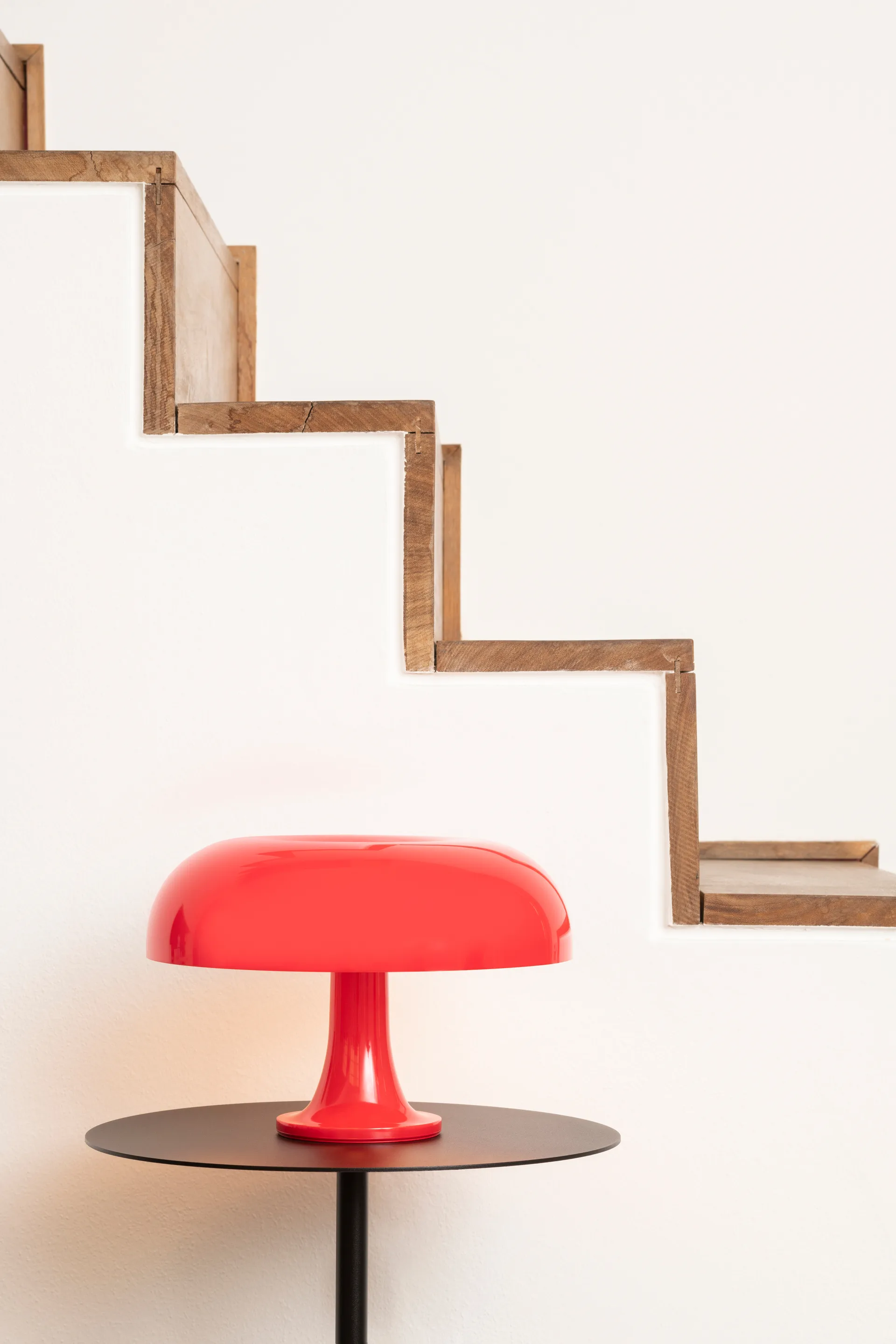 Nessino pöytävalaisin, Punainen Artemide