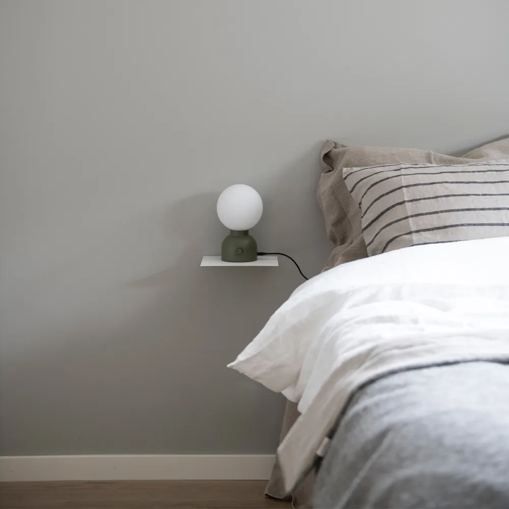 Pluggie pöytävalaisin, Valkoinen, opaalilasi Ateljé Lyktan