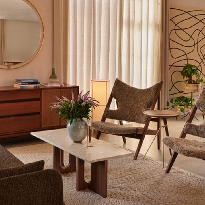 Androgyne Loungepöytä, Sand/kunis breccia, runko saksanpähkinää Audo Copenhagen