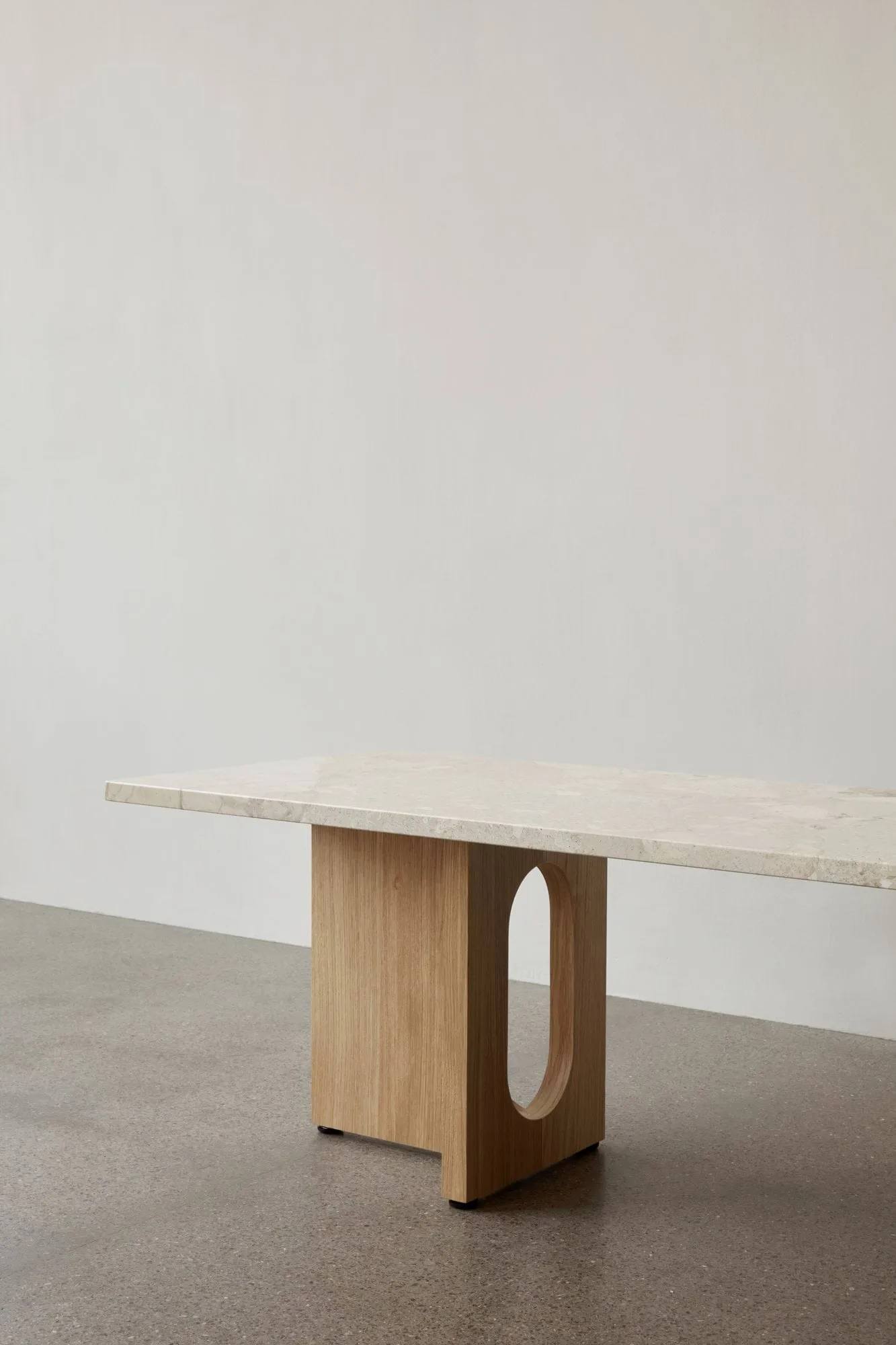 Androgyne Loungepöytä, Sand/kunis breccia, tammirunko Audo Copenhagen