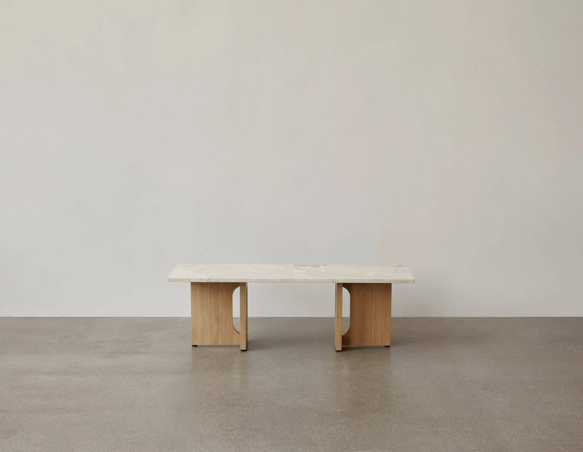 Androgyne Loungepöytä, Sand/kunis breccia, tammirunko Audo Copenhagen
