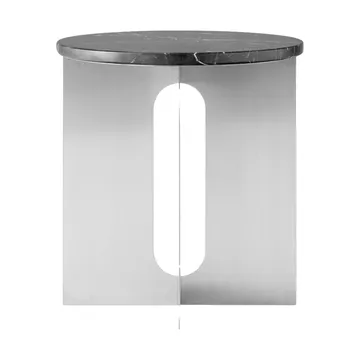 Androgyne sivupöytä - Nero Maquina marmori-harjattu teräs, Ø42 cm - Audo Copenhagen