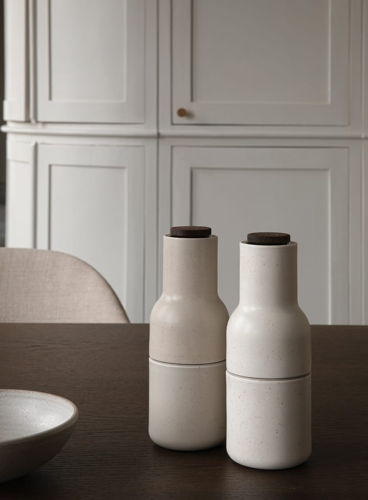 Bottle Grinder -maustemylly keramiikka, 2-pakkaus - Hiekka (saksanpähkinänvärinen kansi) - Audo Copenhagen