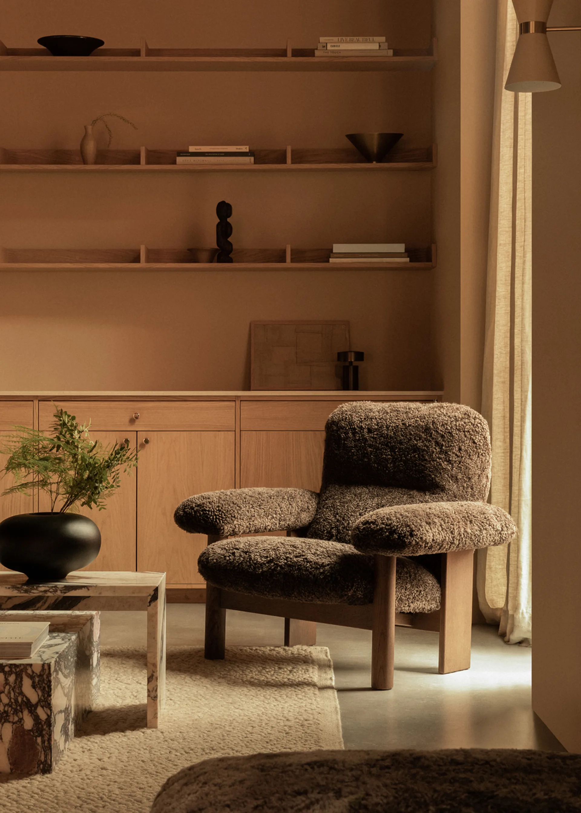 Brasilia nojatuoli, Dark oak-Root sheepskin Audo Copenhagen