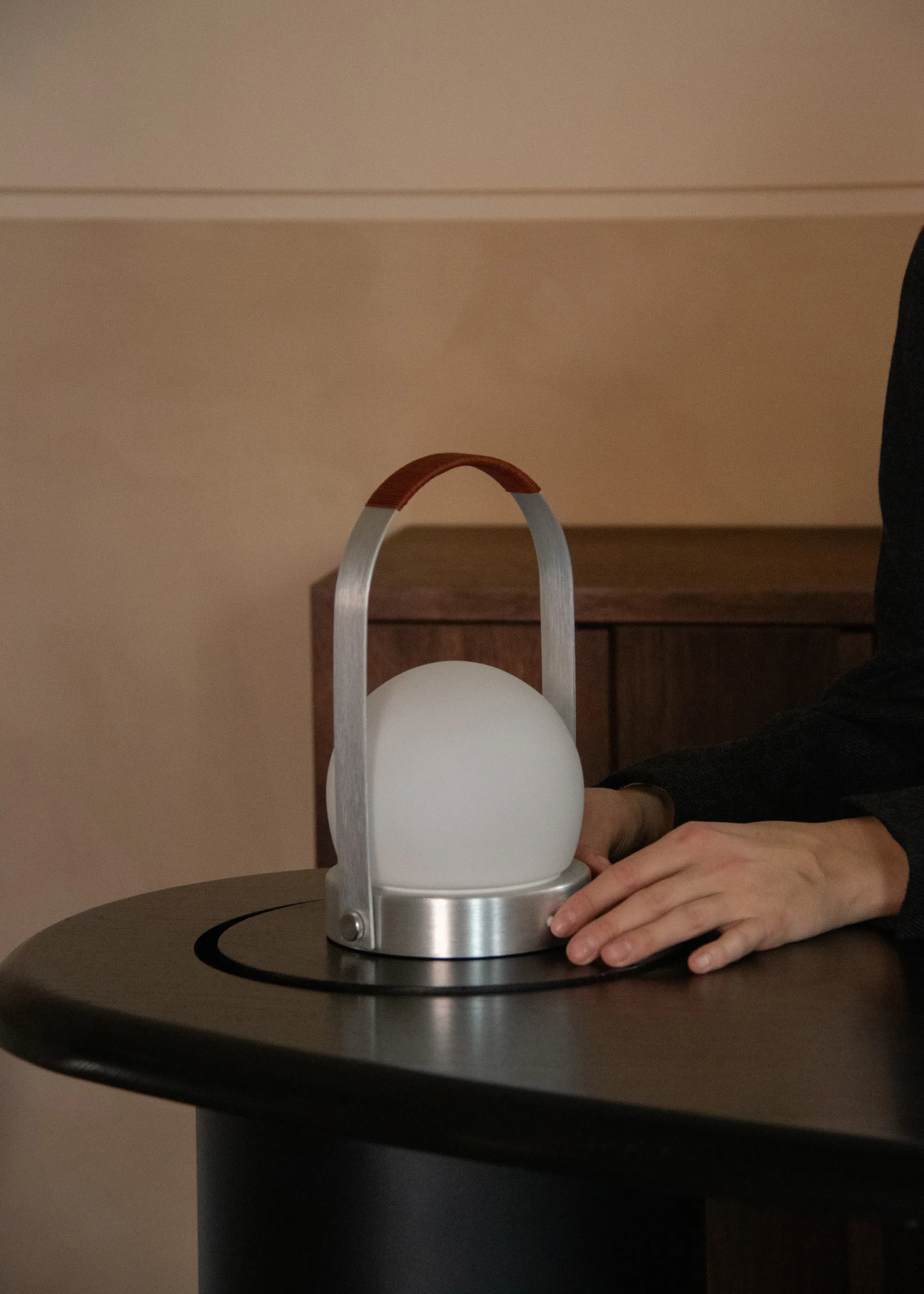 Carrie kannettava pöytävalaisin, Harjattu alumiini Audo Copenhagen