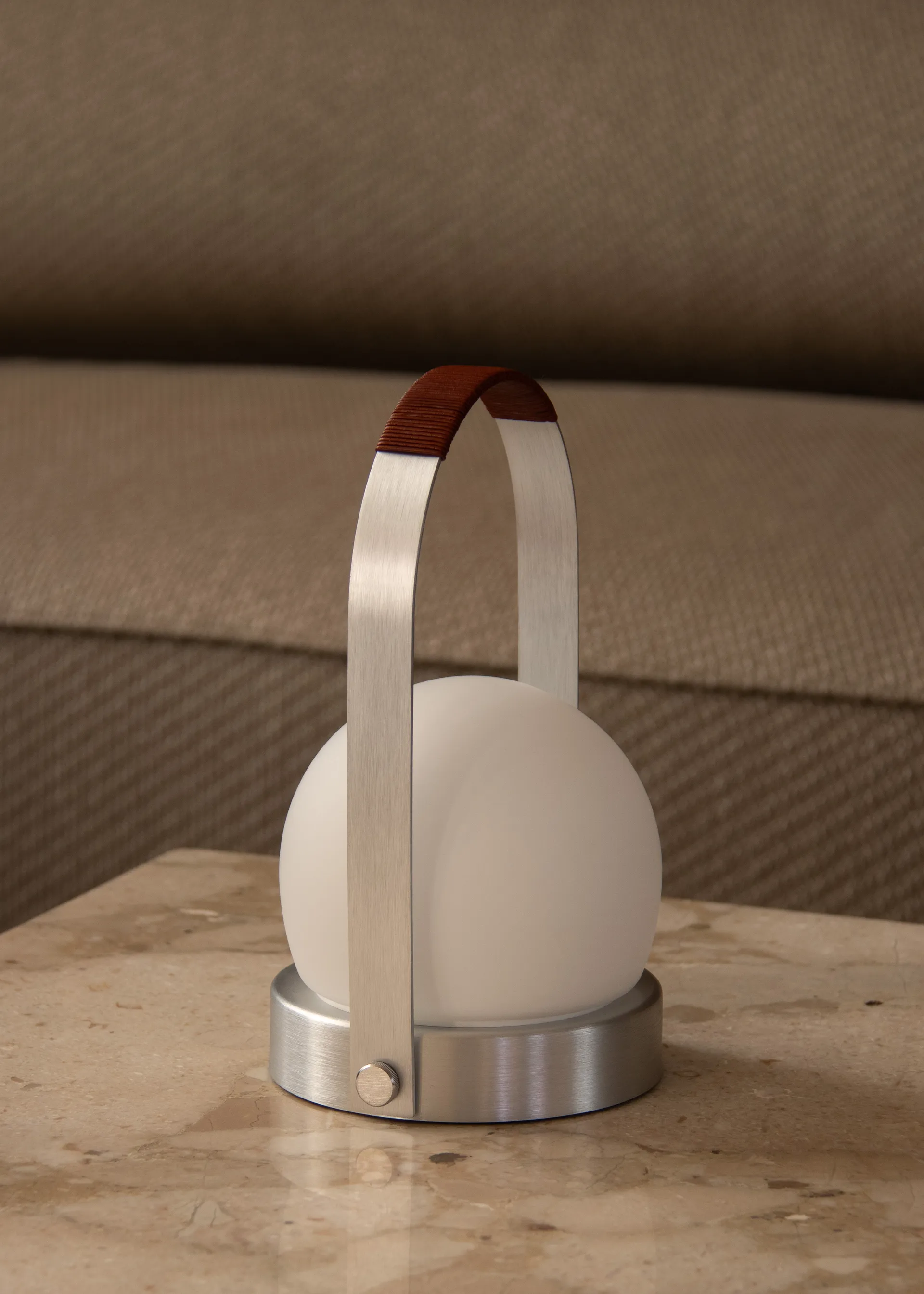 Carrie kannettava pöytävalaisin, Harjattu alumiini Audo Copenhagen