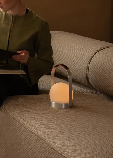 Carrie kannettava pöytävalaisin - Harjattu alumiini - Audo Copenhagen