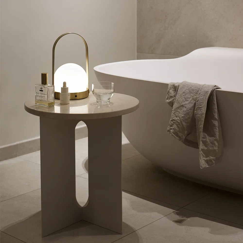 Carrie kannettava pöytävalaisin, harjattua messinkiä Audo Copenhagen