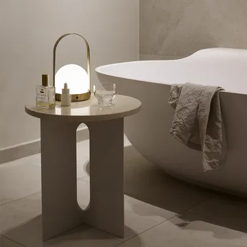 Carrie kannettava pöytävalaisin - harjattua messinkiä - Audo Copenhagen