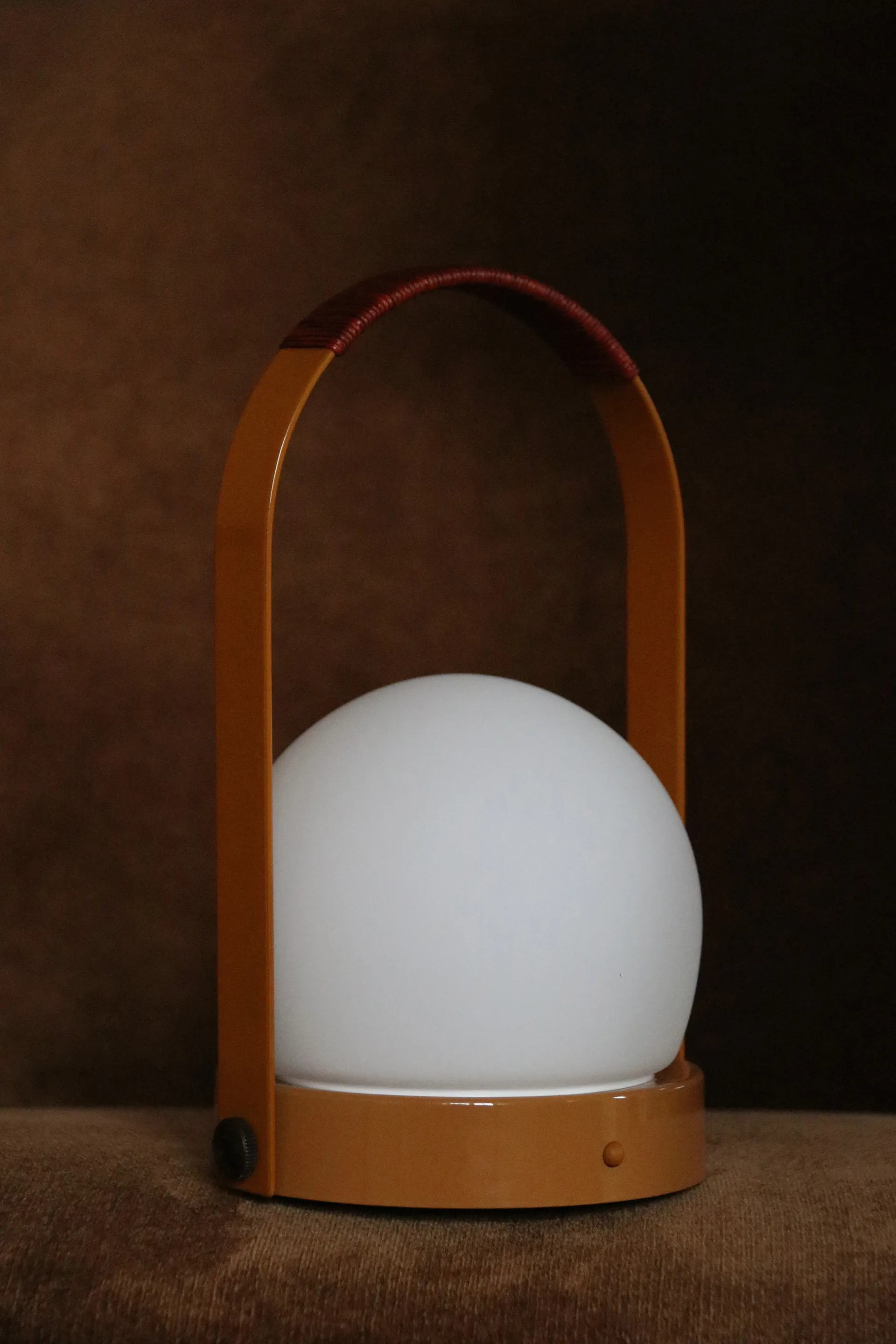 Carrie kannettava pöytävalaisin, Kullanruskea Audo Copenhagen