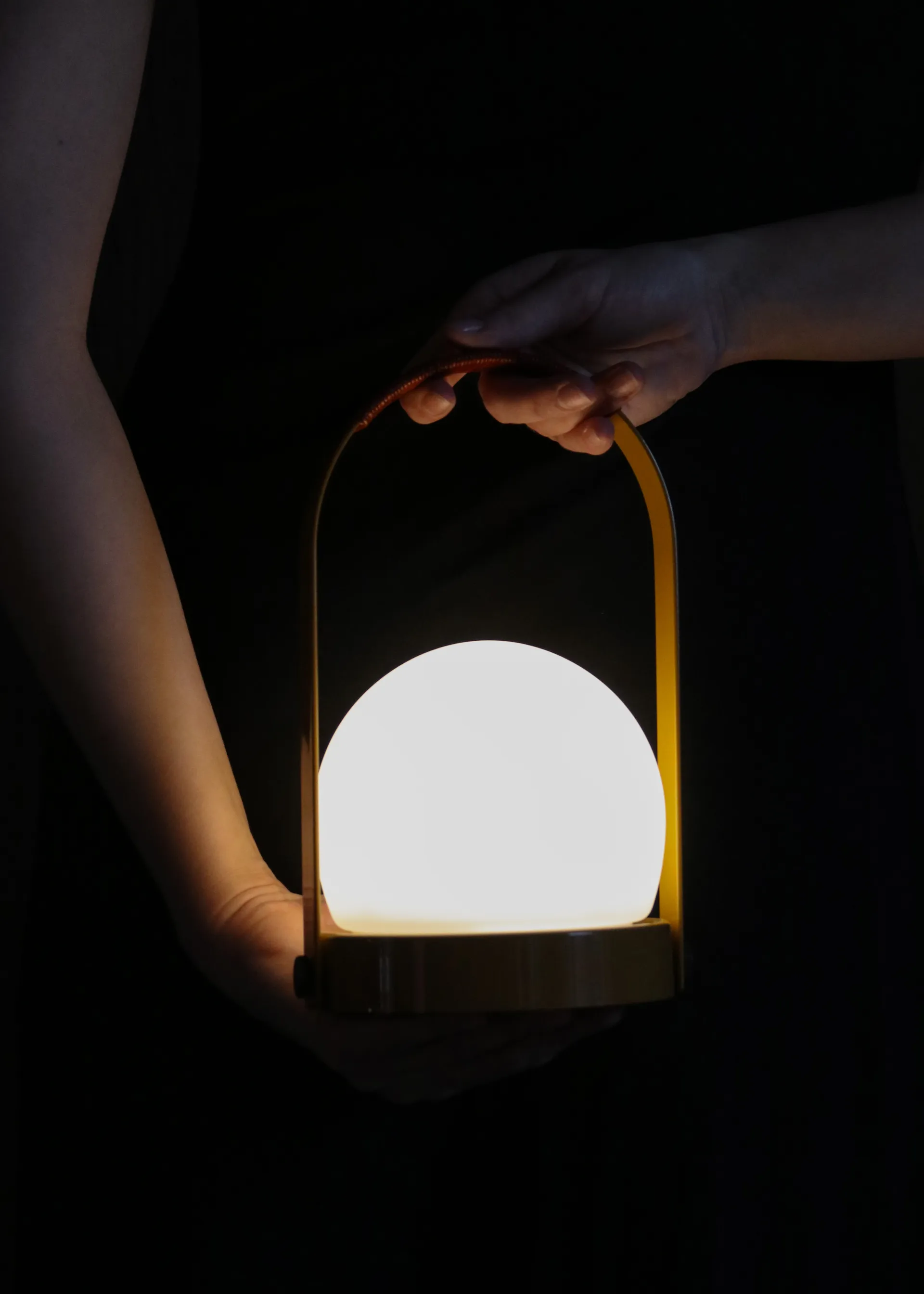 Carrie kannettava pöytävalaisin, Kullanruskea Audo Copenhagen