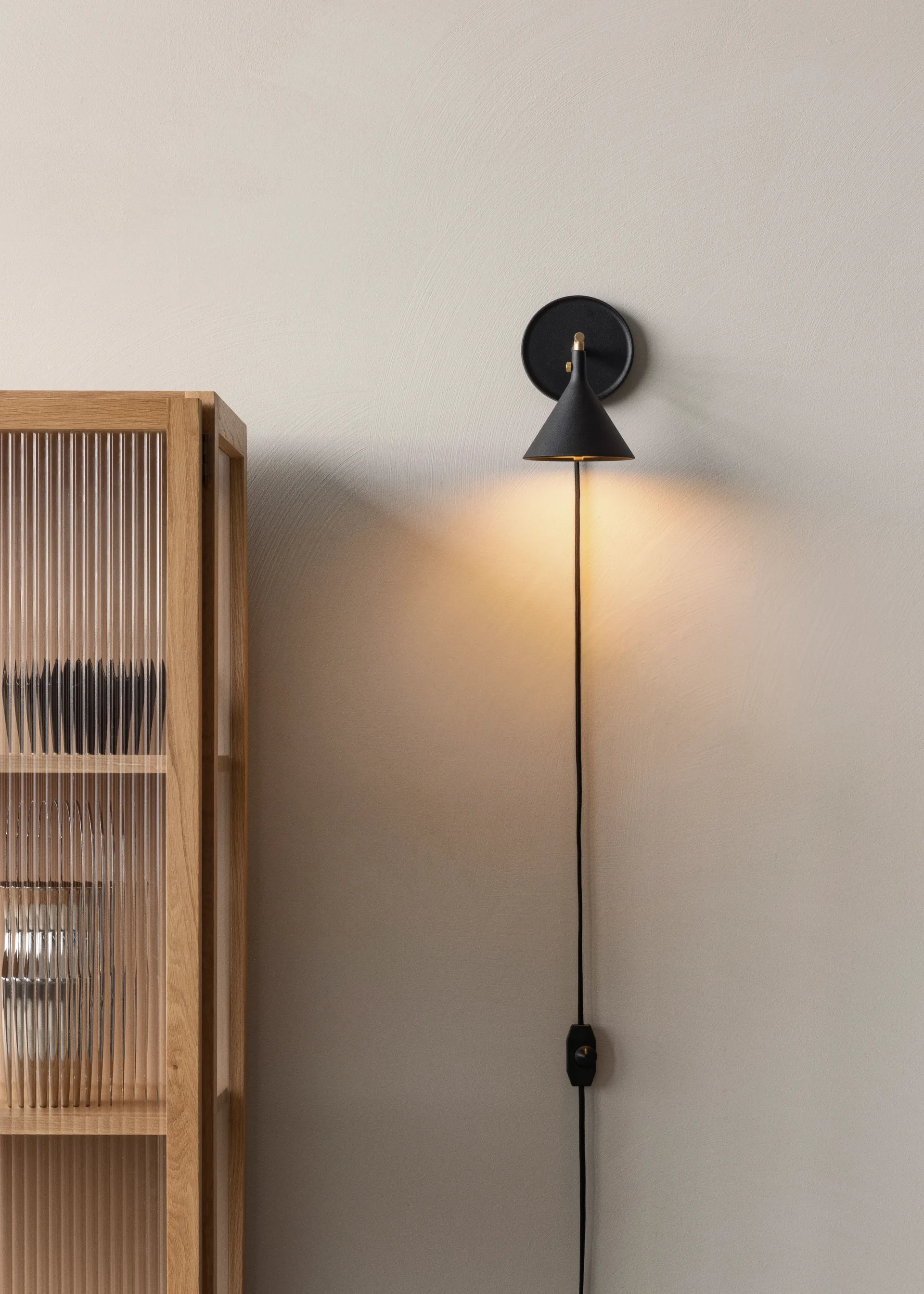 Cast Sconce seinävalaisin, Musta Audo Copenhagen