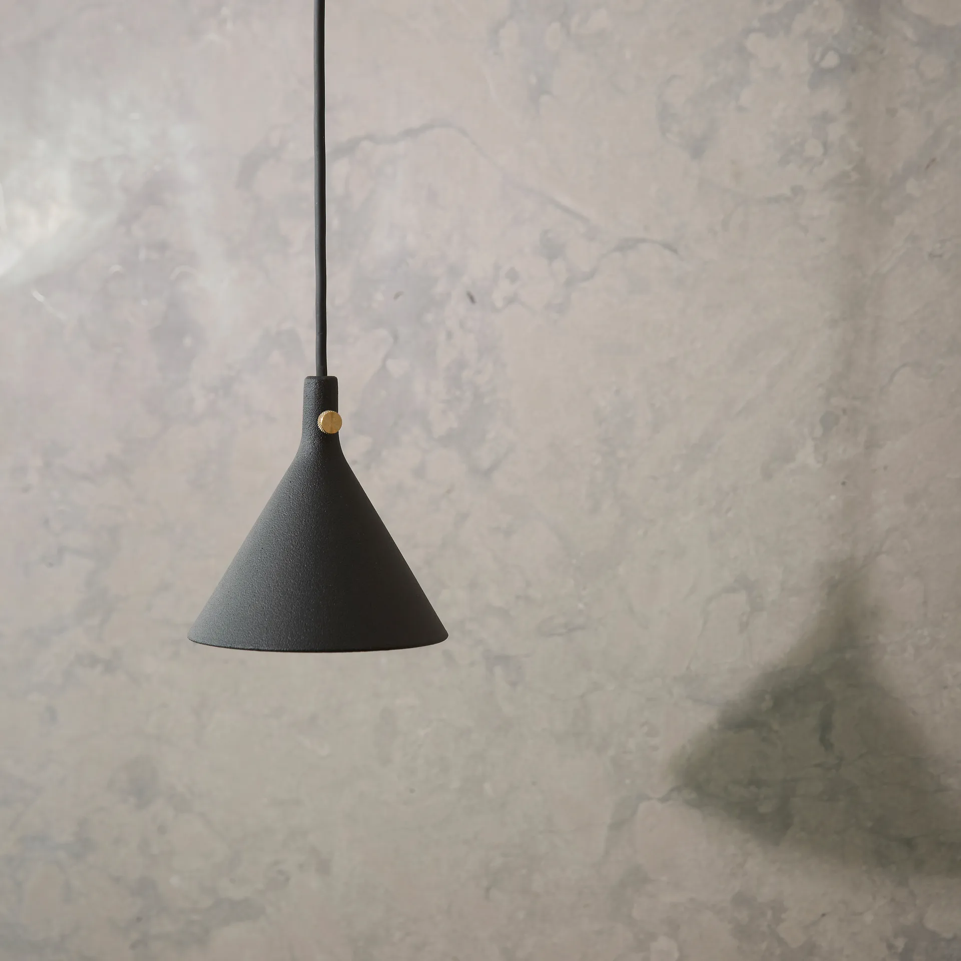 Cast shape 1 -riippuvalaisin, Musta Audo Copenhagen