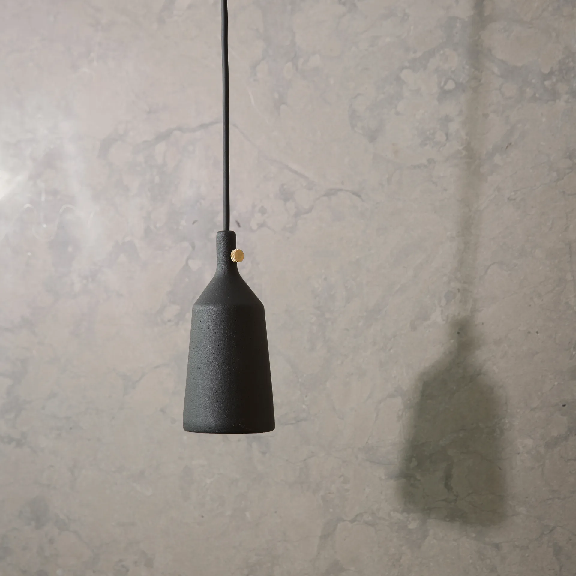 Cast shape 3 -riippuvalaisin, Musta Audo Copenhagen