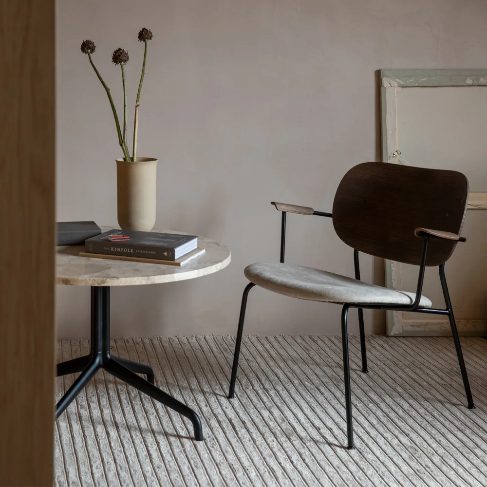 Co loungetuoli, Nahka dakar 0842 black, selkä- ja käsinoja tummaksi pets. tammea, musta runko Audo Copenhagen