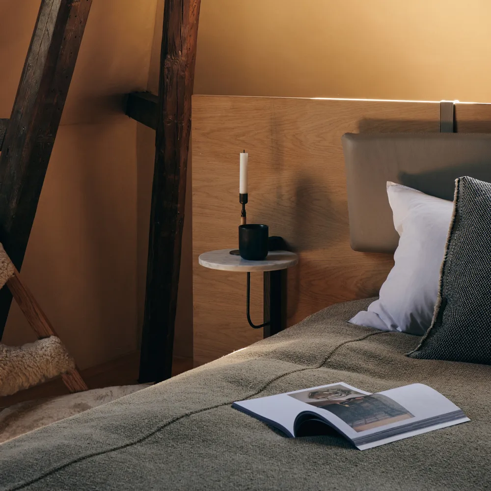 Corbel hylly, Marmori carrara, tummaksi petsattu tammi Audo Copenhagen