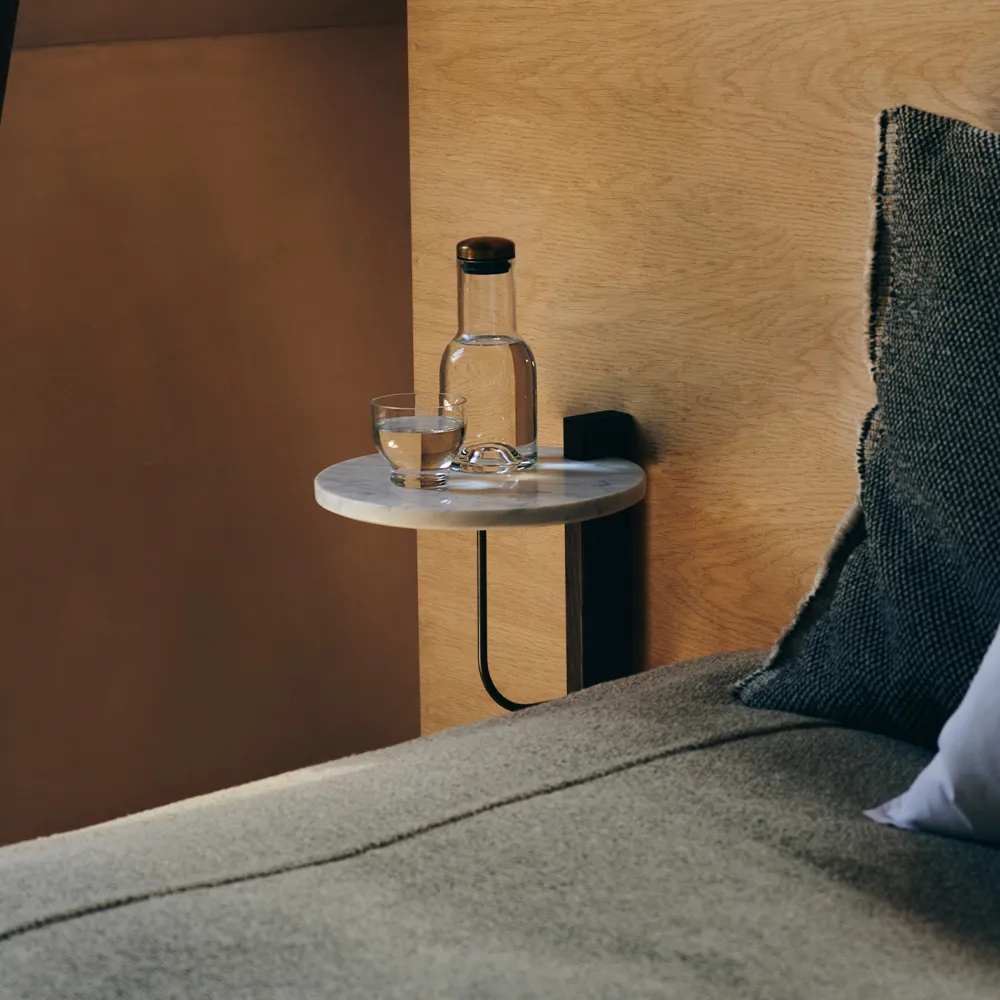 Corbel hylly, Marmori carrara, tummaksi petsattu tammi Audo Copenhagen