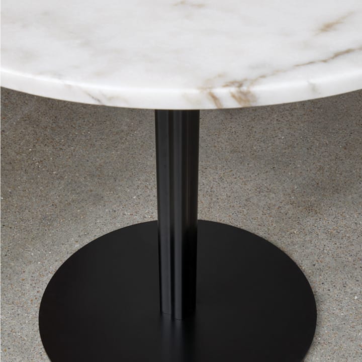 Harbour Column -ruokapöytä, Marble offwhite, ø 105 cm, musta runko Audo Copenhagen