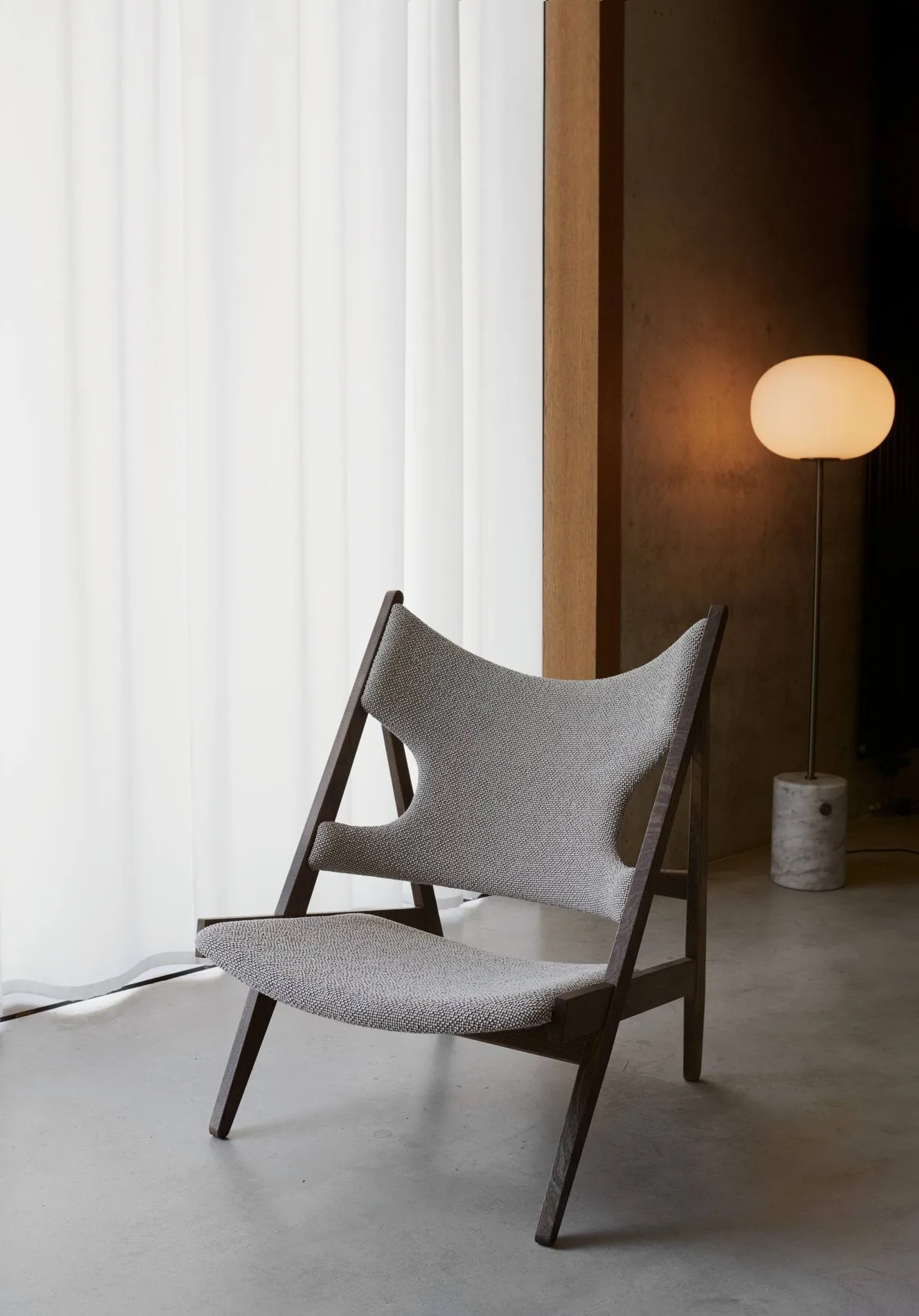 JWDA lattialamppu, Carrara-marmori–bronssattu messinki, 130 cm Audo Copenhagen