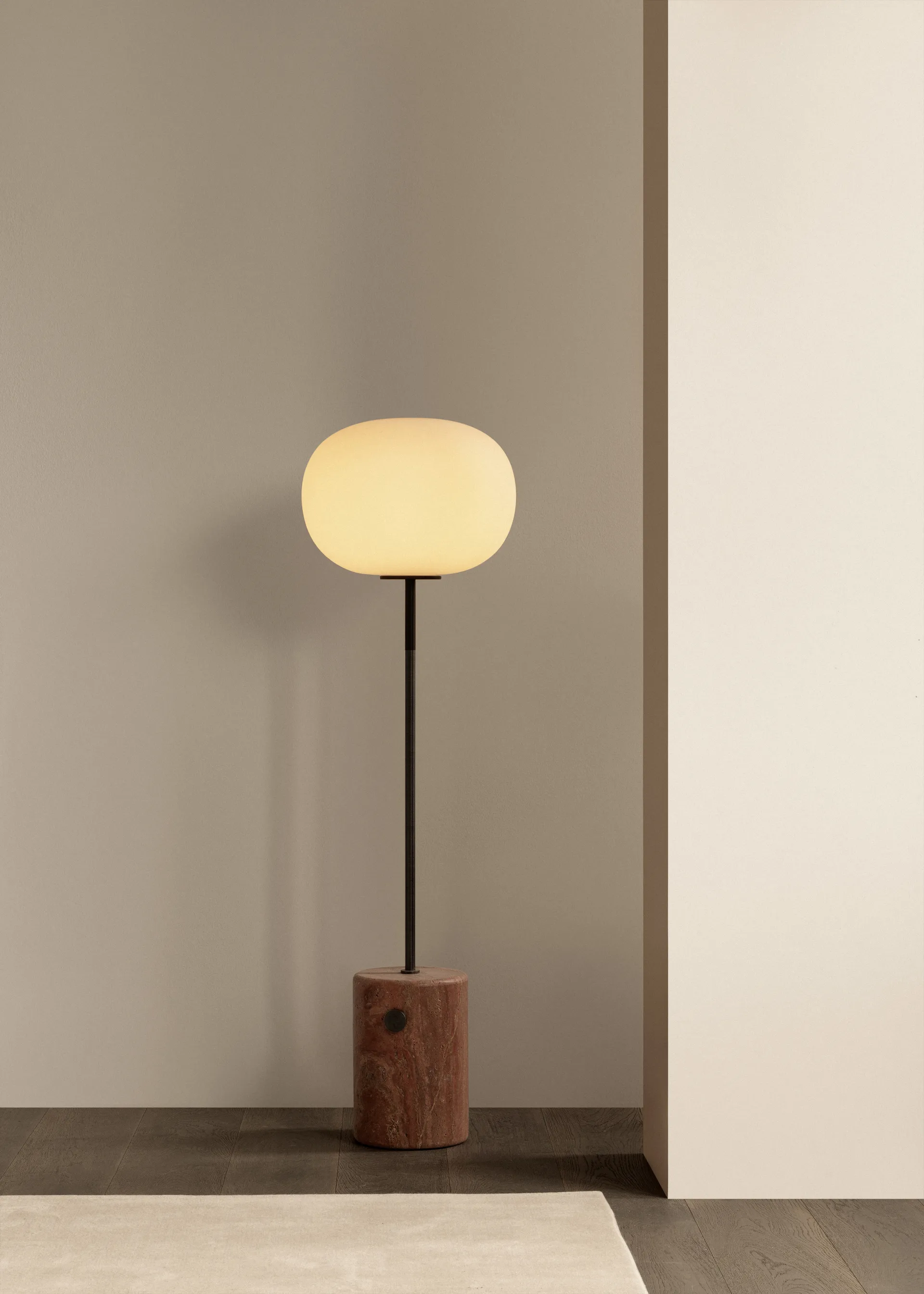 JWDA lattialamppu, Red travertine, 130 cm Audo Copenhagen