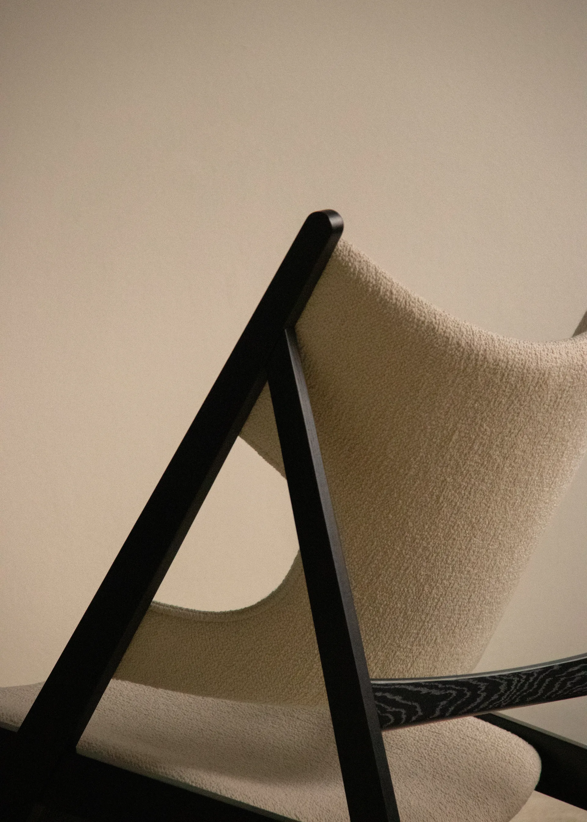 Knitting loungenojatuoli, Barnum Bouclé 24-musta tammi Audo Copenhagen